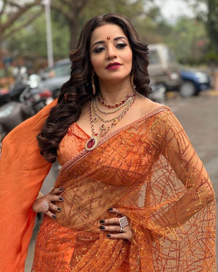 Monalisa looks resplendent in embellished orange saree, fans can’t stop crushing 802186