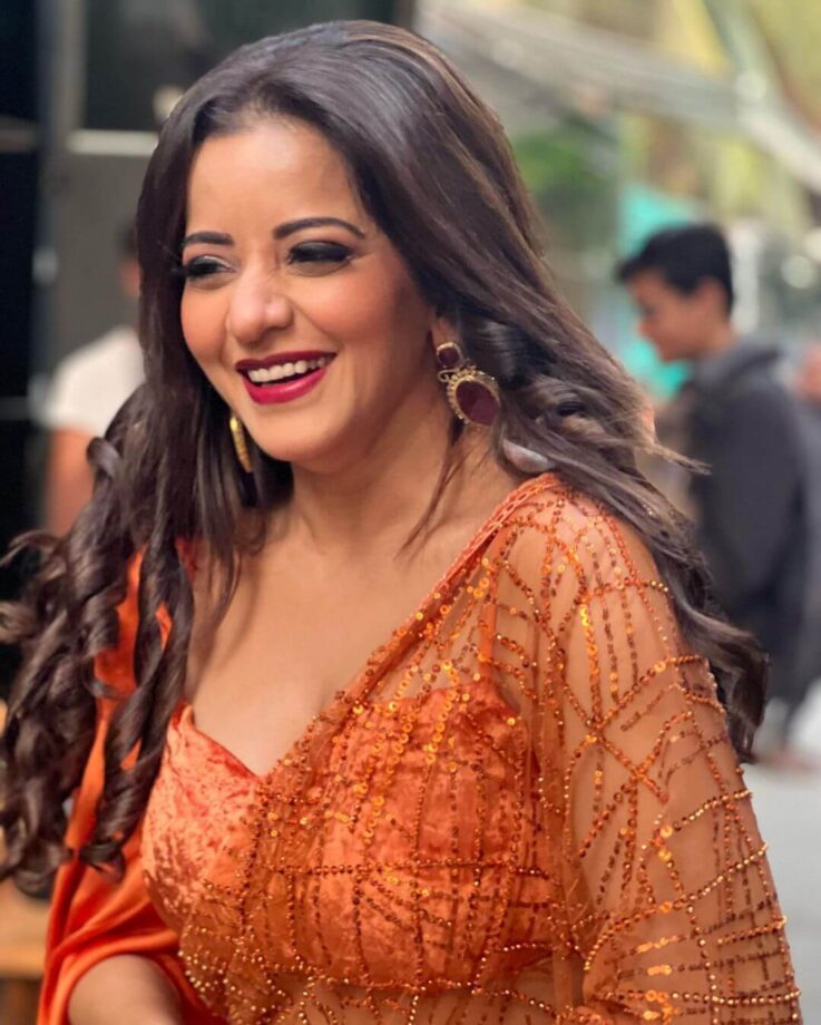 Monalisa looks resplendent in embellished orange saree, fans can’t stop crushing 802187