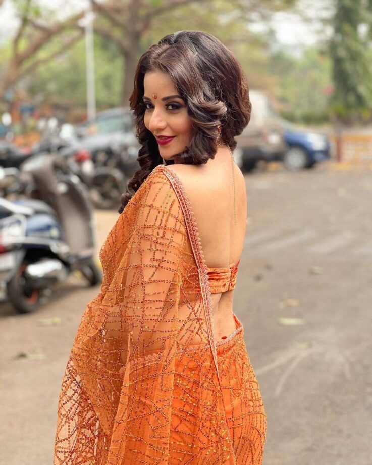 Monalisa looks resplendent in embellished orange saree, fans can’t stop crushing 802182