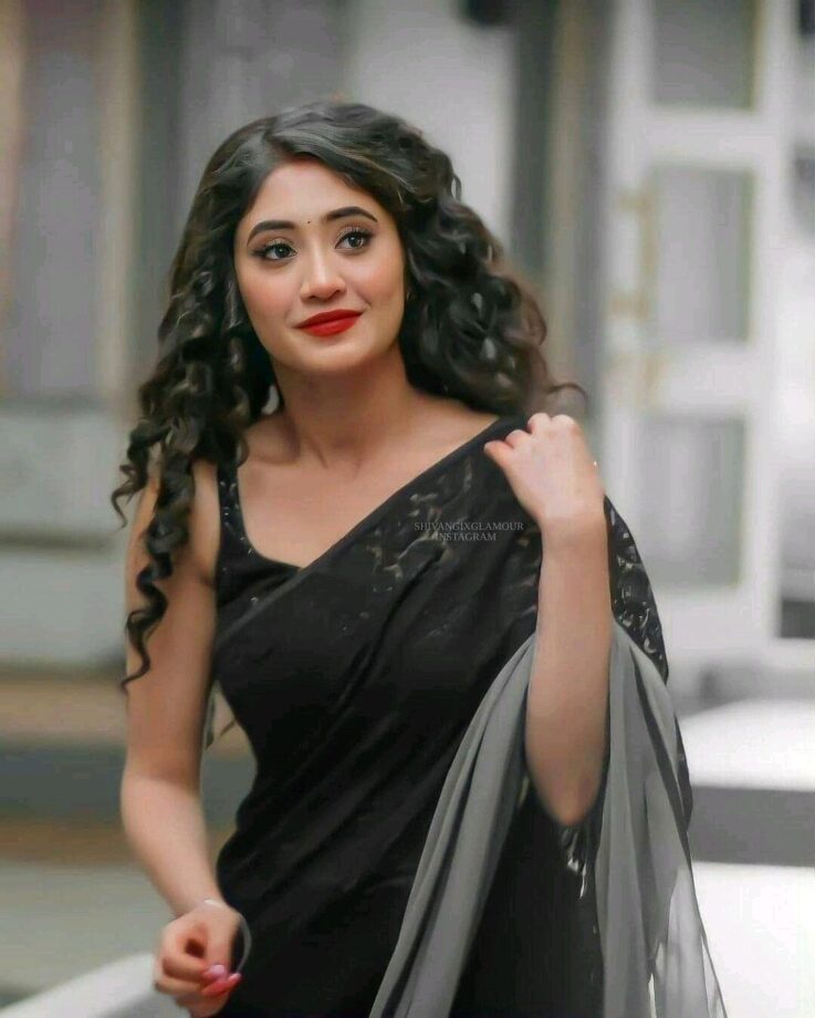 Shivangi Joshi And Jannat Zubair Twin In Black Saree Glow; Check Here 798744