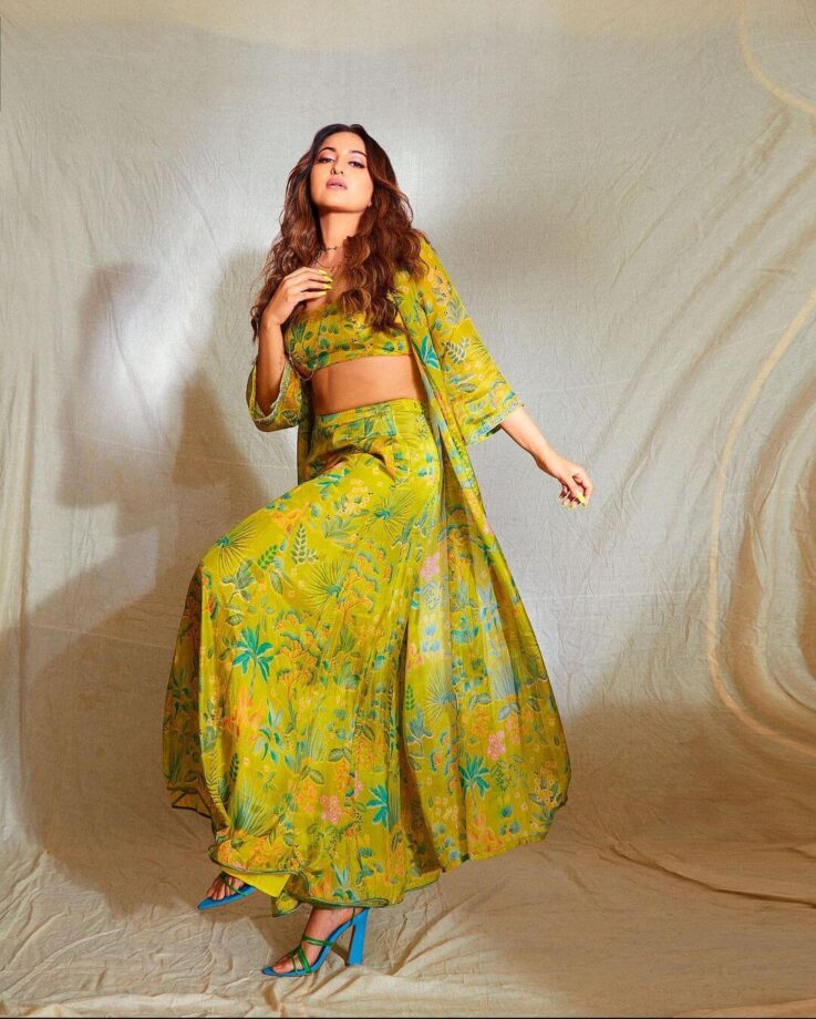 Sonakshi Sinha Flaunts Midriff In These Ensembles, Check Out 800903