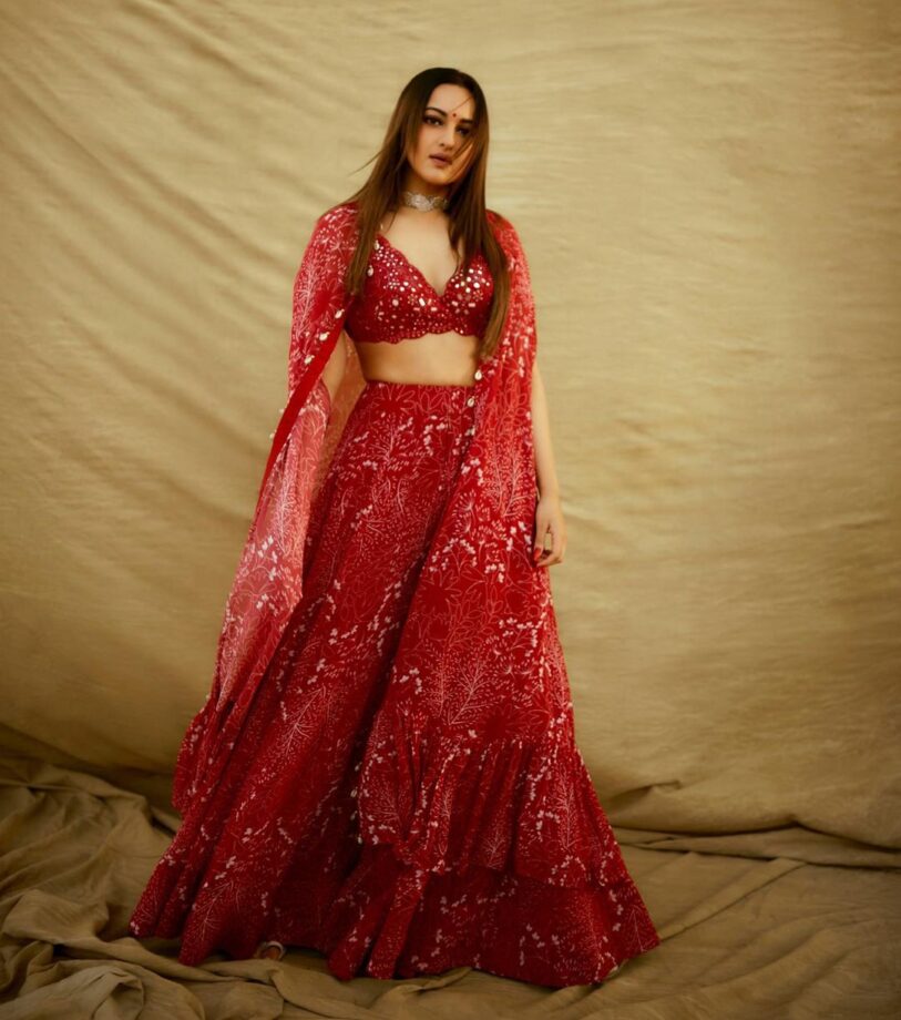 Sonakshi Sinha Flaunts Midriff In These Ensembles, Check Out 800905