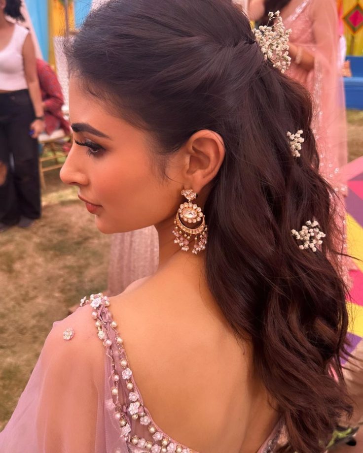 Surbhi Jyoti and Mouni Roy flaunt stunning earring collection, take inspiration 822457