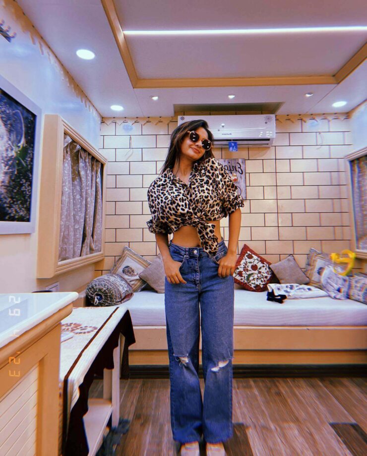 Anushka Sen keeps it retroish in leopard print crop shirt and denim jeans 804712