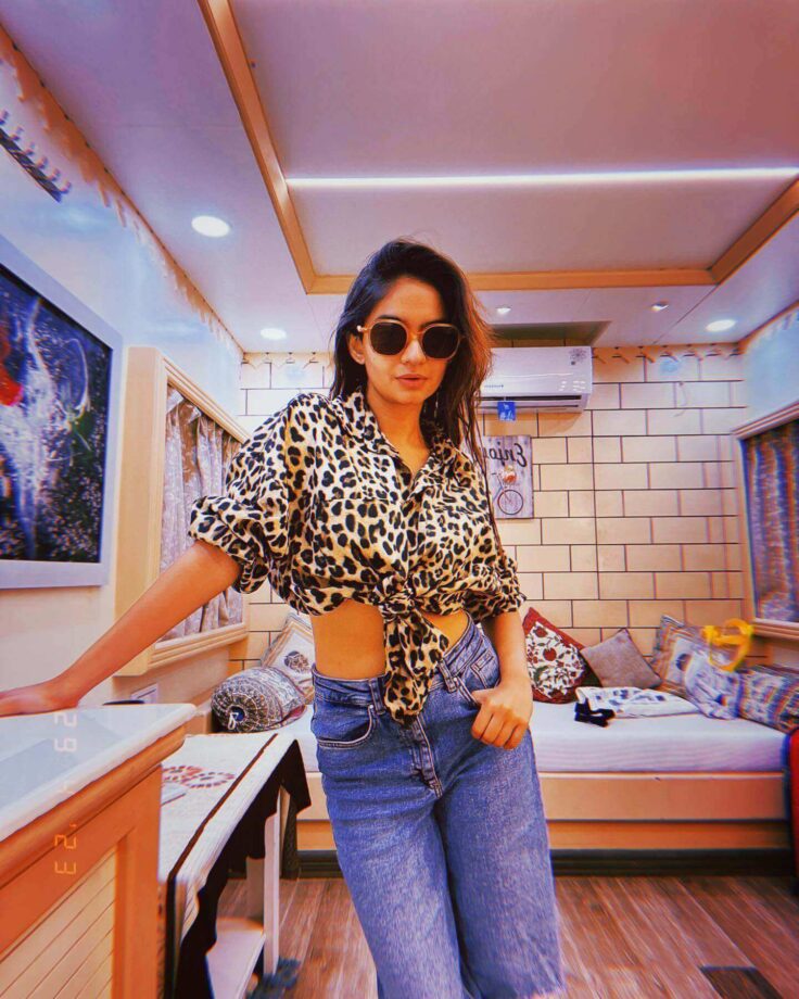 Anushka Sen keeps it retroish in leopard print crop shirt and denim jeans 804710