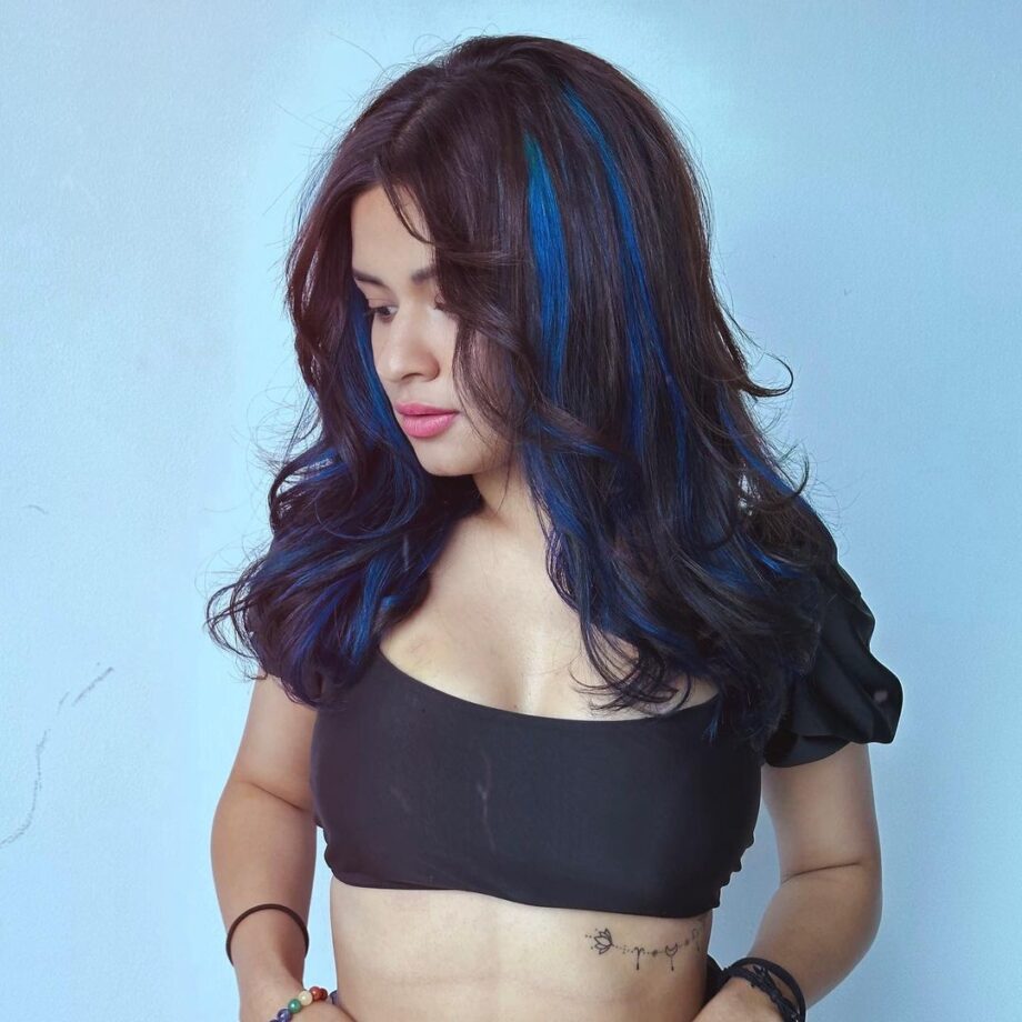 Avneet Kaur gets new hair colour with stylish blue streaks, fans loves it - 1