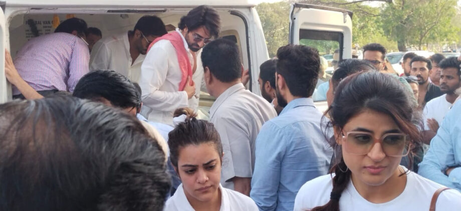 Ayushmann Khurrana and Aparshakti Khurrana perform their father, P Khurana’s last rites, get emotional 808988