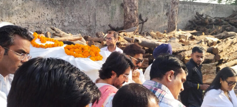 Ayushmann Khurrana and Aparshakti Khurrana perform their father, P Khurana’s last rites, get emotional 808978