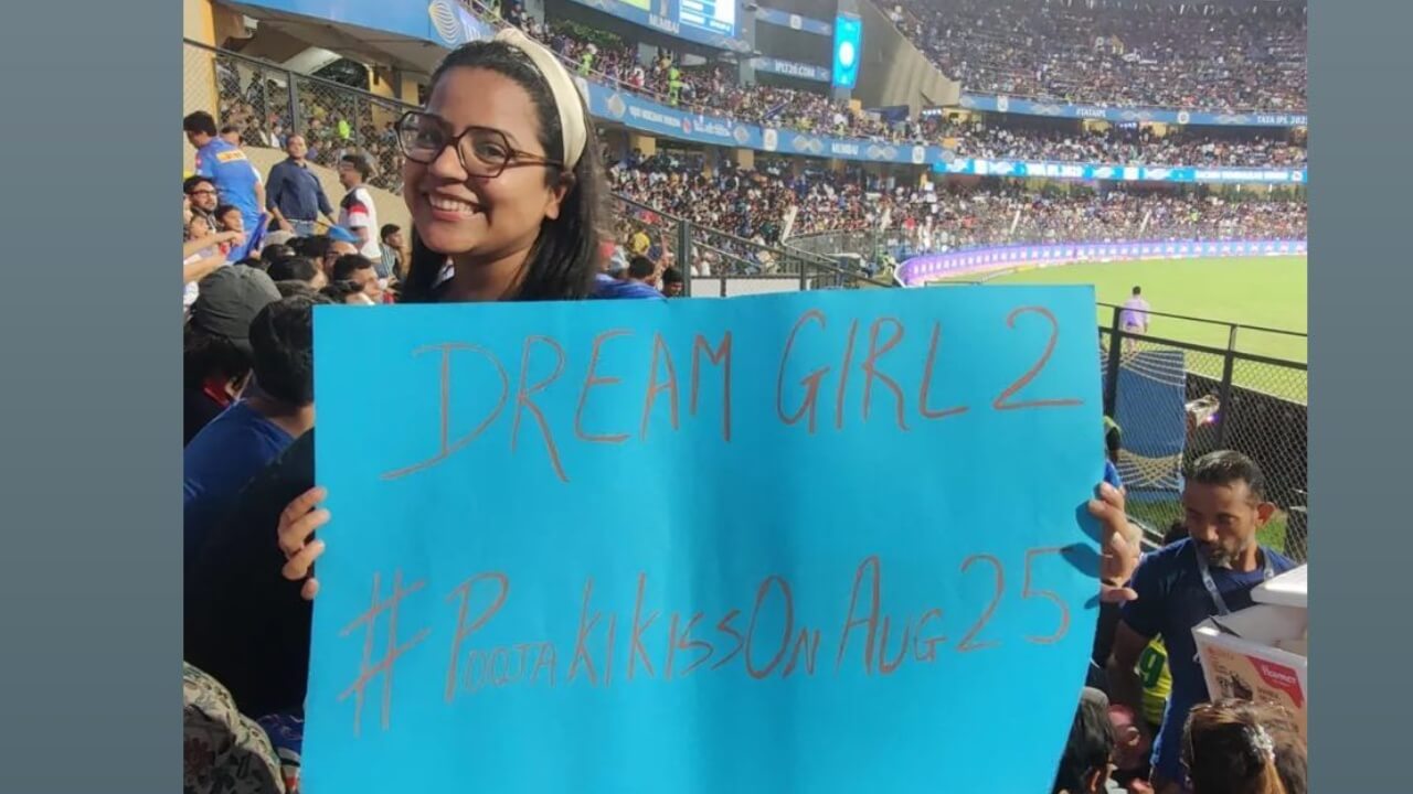 Fan Girl Creates Buzz at MI vs RCB Match with Dream Girl 2 Poster: Countdown to #PoojaKiKissOnAug25 Begins! 805858