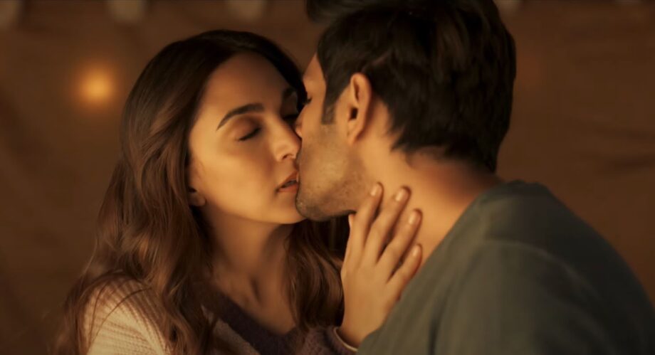 From lip-lock moment to crackling chemistry: Watch Kartik Aaryan and Kiara Advani romance in 'Naseeb Se' from 'Satyaprem Ki Katha'. OUT NOW! 810603