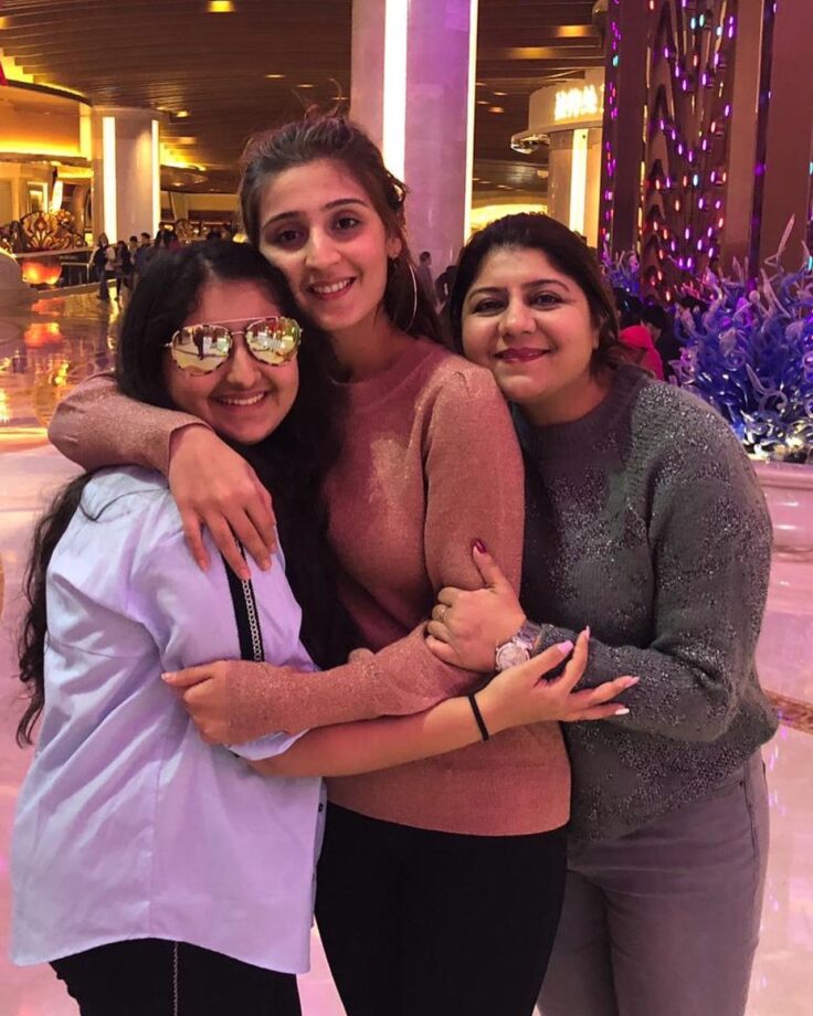 Inside Dhvani Bhanushali’s fam-jam day out 807729