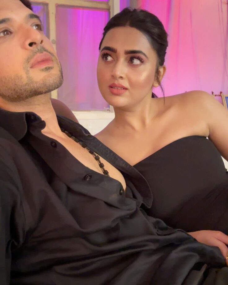 Karan Kundrra gets romantic with GF Tejasswi Prakash, actress gives hilarious 'death stare' 805207