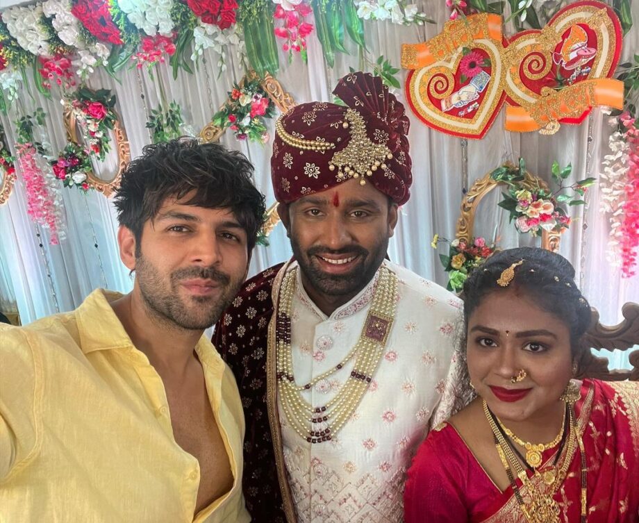 Kartik Aaryan attends wedding of his crew member Sachin, pics go viral 803077