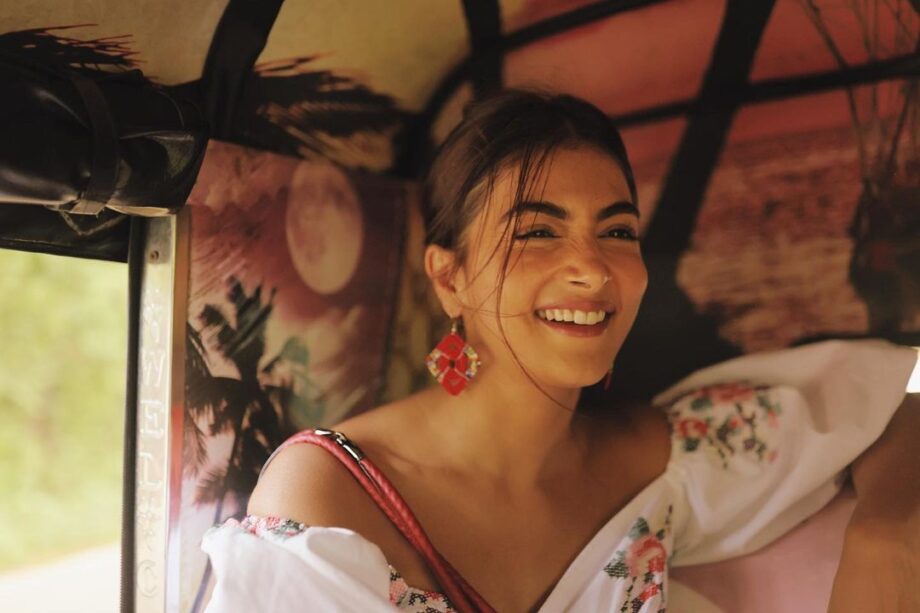 Kisi Ka Bhai Kisi Ki Jaan actress Pooja Hegde enjoys autorickshaw ride in Sri Lanka (unseen pics alert) 803071