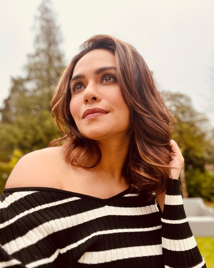 London Dairies: Amruta Khanvilkar Blushes In Black And White, See Pics 805513