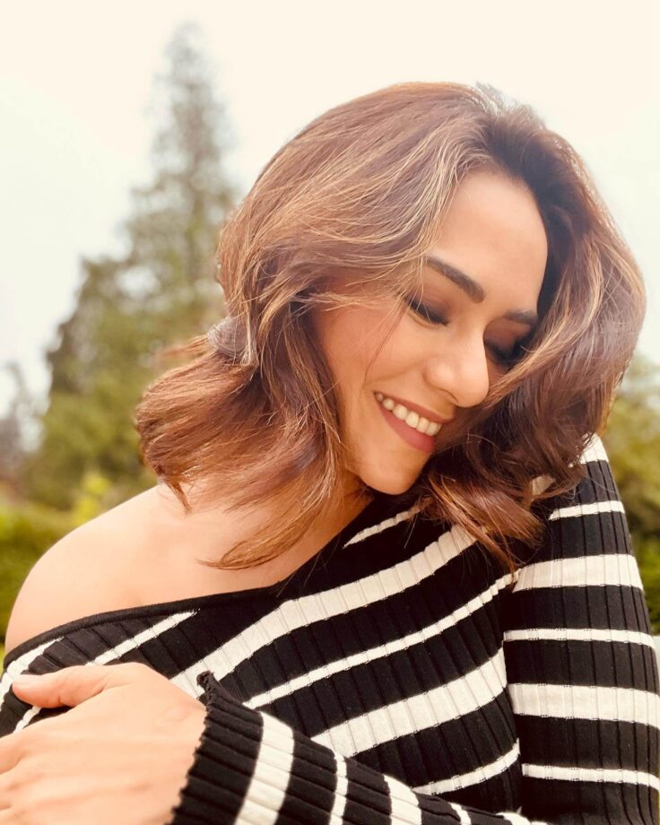 London Dairies: Amruta Khanvilkar Blushes In Black And White, See Pics 805514