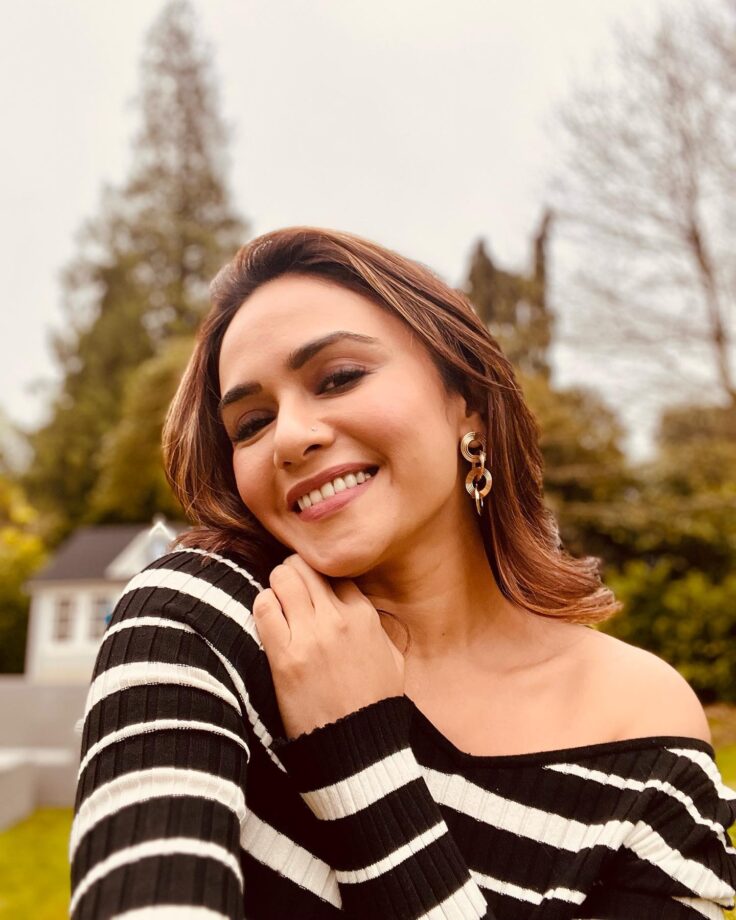 London Dairies: Amruta Khanvilkar Blushes In Black And White, See Pics 805512