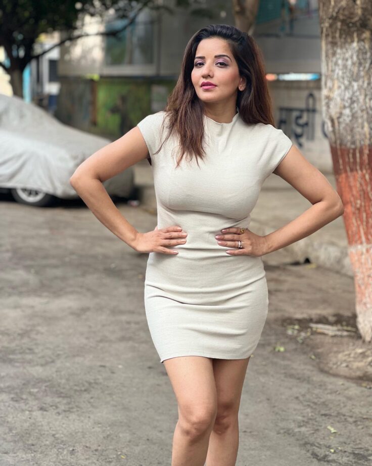 Monalisa Wows In Beige Bodycon; Kunal Verma Says 'Hi..' 810671