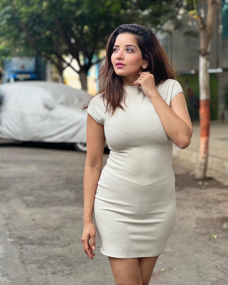 Monalisa Wows In Beige Bodycon; Kunal Verma Says 'Hi..' 810672