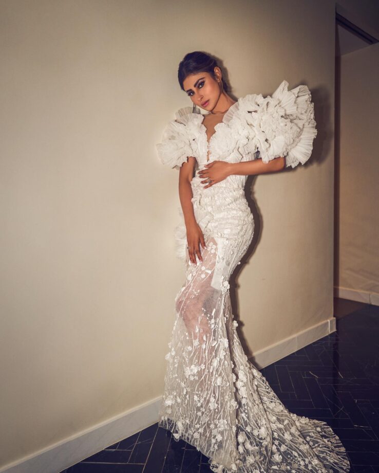 Mouni Roy is too glam to give a damn, Disha Patani appreciates 810840