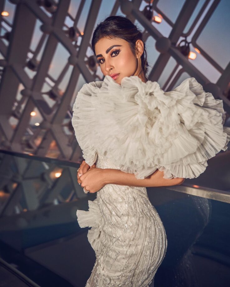 Mouni Roy is too glam to give a damn, Disha Patani appreciates 810841