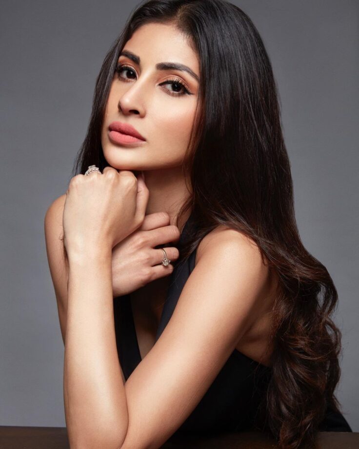 Mouni Roy looks gorgeous in black halter neck backless outfit, Disha Patani reacts - 2