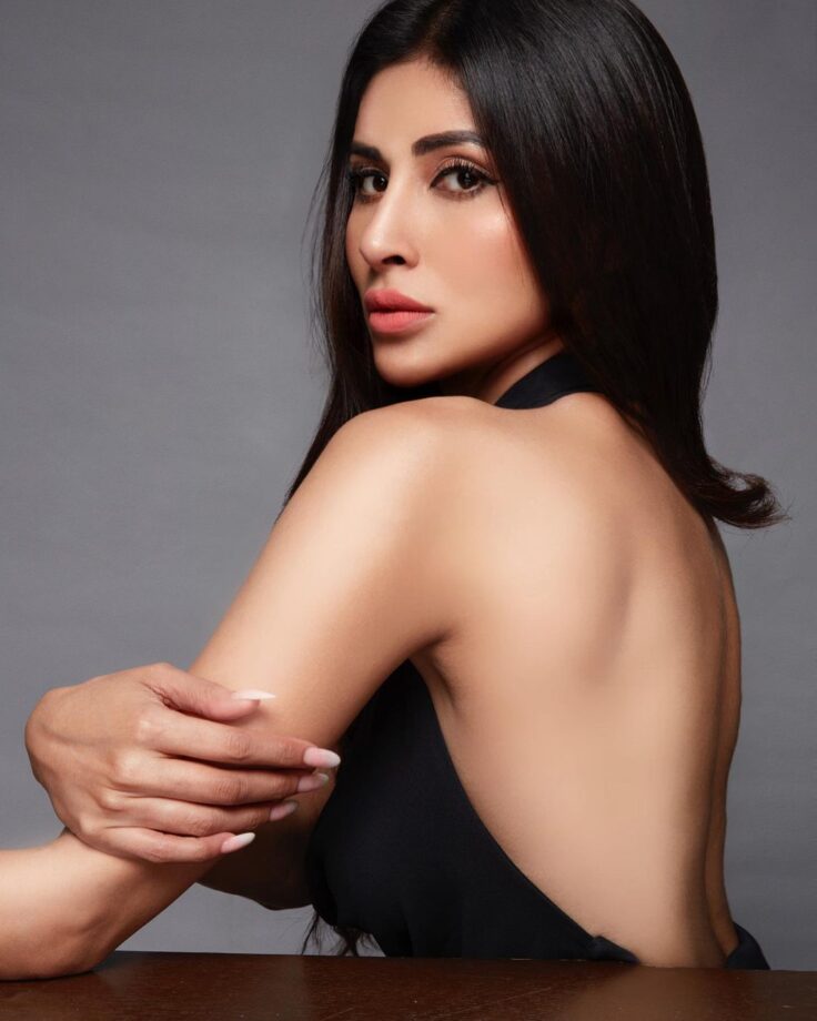 Mouni Roy looks gorgeous in black halter neck backless outfit, Disha Patani reacts - 3