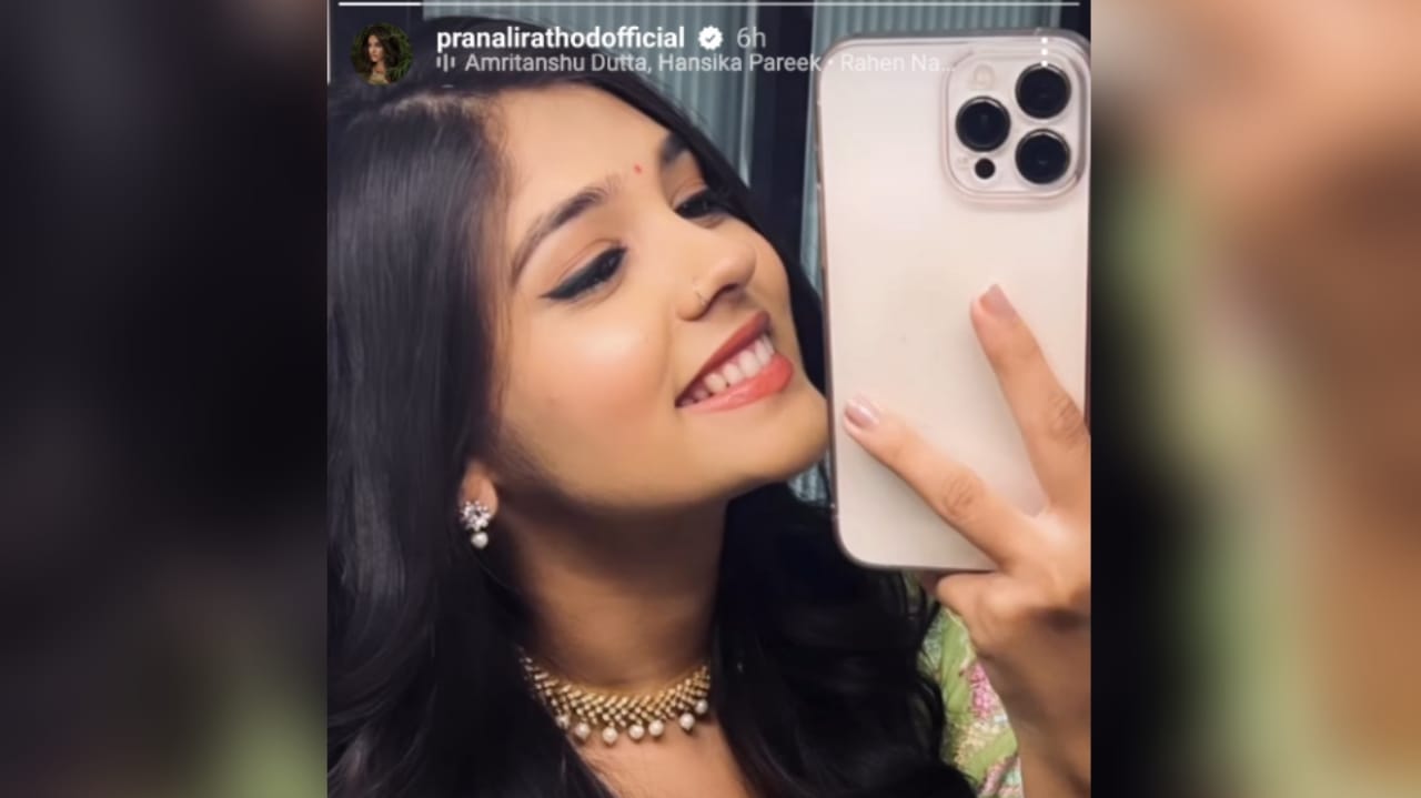 Pranali Rathod Looks Mesmerizing In Mirror; Check Out 803653