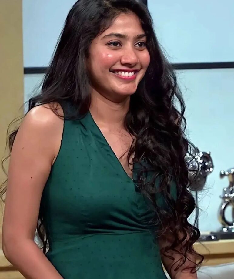 Sai Pallavi, Pooja Hegde and Rashmika Mandanna style up in V-neck outfits, see pics 807371