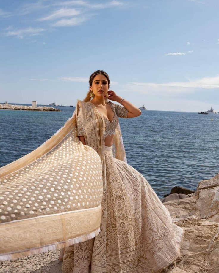 Sara Ali Khan turns 'heroine of romance' in France, see viral pics 808461