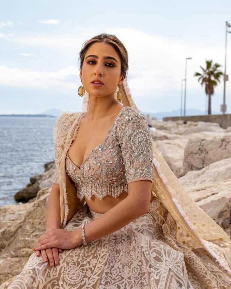 Sara Ali Khan turns 'heroine of romance' in France, see viral pics 808462