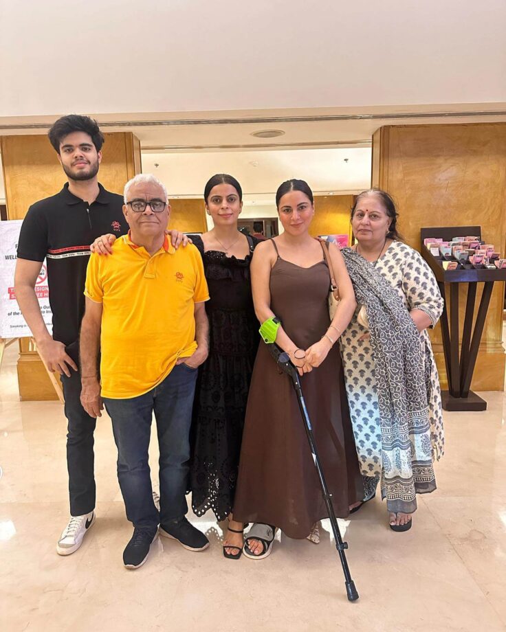 Shraddha Arya Is All Smiles With Her Family( New Pics Alert) 807609