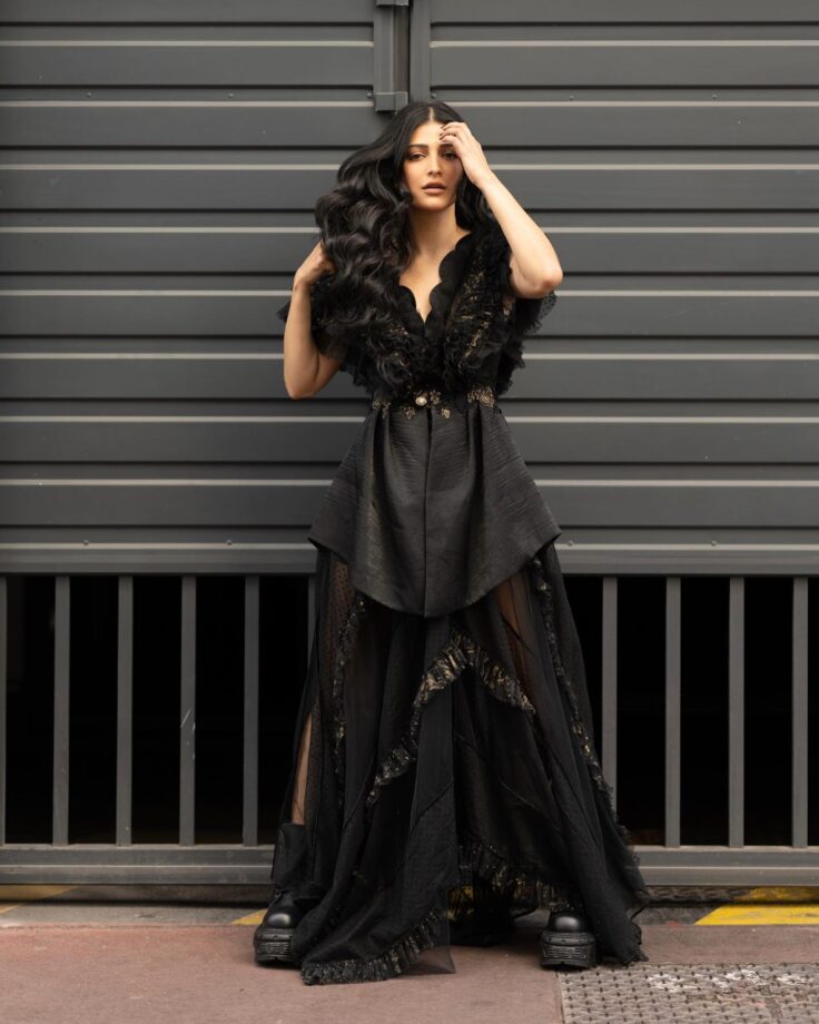 Shruti Haasan Dolls Up In Goth Look; Anoushka Shankar Says 'My Favorite...' 810730