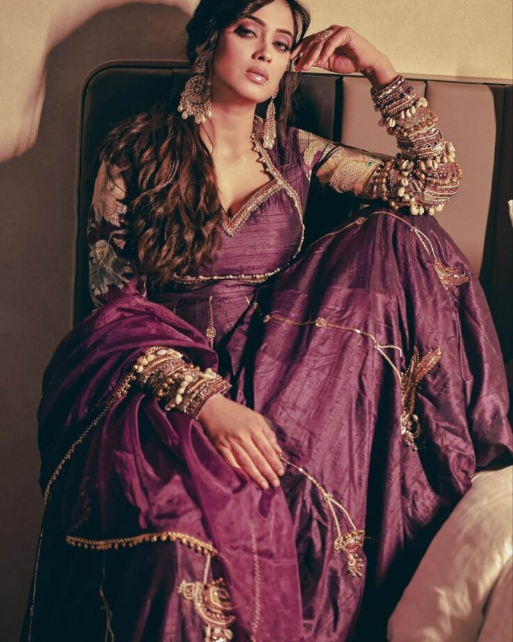 Shweta Tiwari rolls back clock, takes over internet by storm in stunning photoshoot 809177