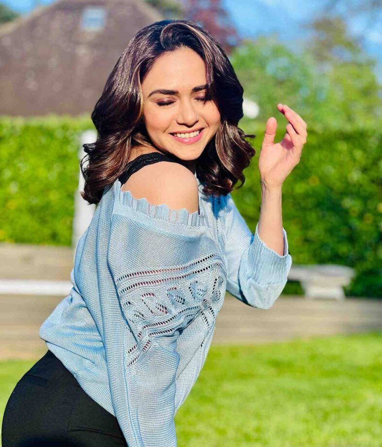 Sunkissed Amruta Khanvilkar Looks Gorgeous In Blue 805082