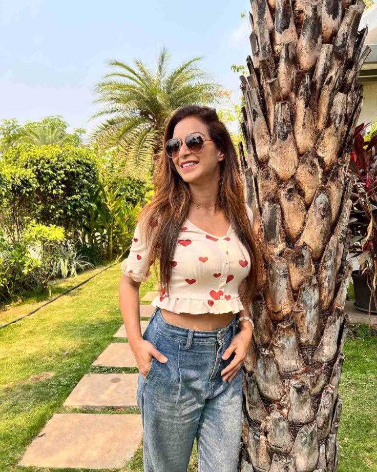 TMKOC: Sunayana Fozdar's summer glow in crop top is too wow 810262