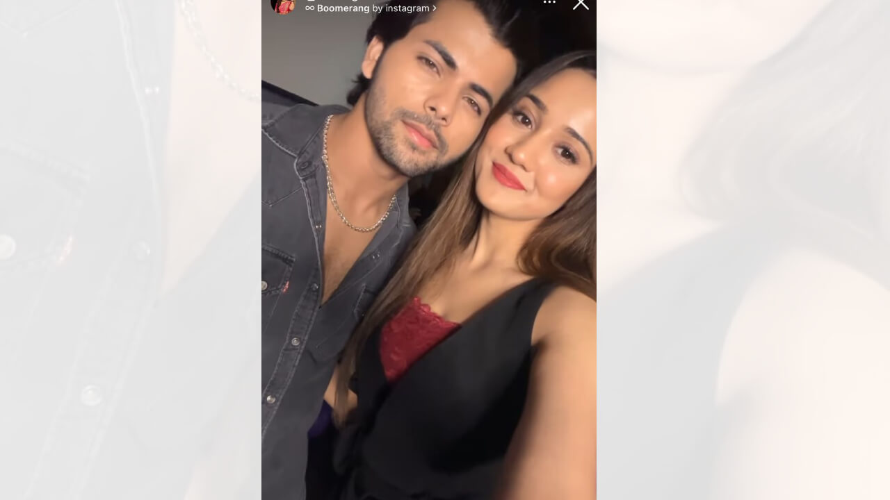 Viral Photo: Siddharth Nigam and Ashi Singh caught candid at party 808677
