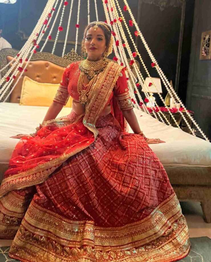 Watch: Monalisa's Laal Ishq In Lehenga 805839