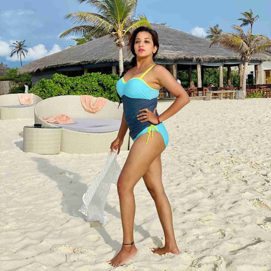 Water Baby Monalisa Stabs Heart In Neon Bikini; Vikraant Singh Is In Love 808373