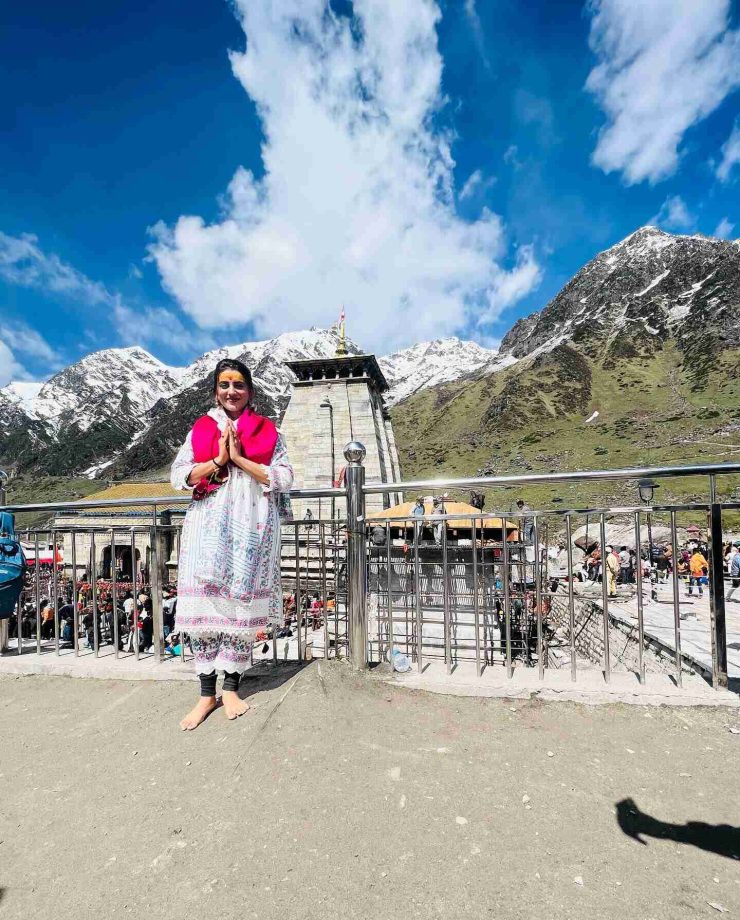 Akshara Singh Takes Blessings In Kedarnath; Monalisa's Husband Reacts 812454