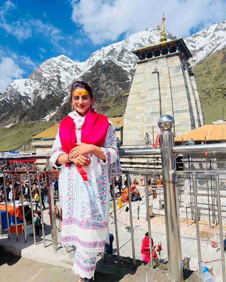 Akshara Singh Takes Blessings In Kedarnath; Monalisa's Husband Reacts 812455