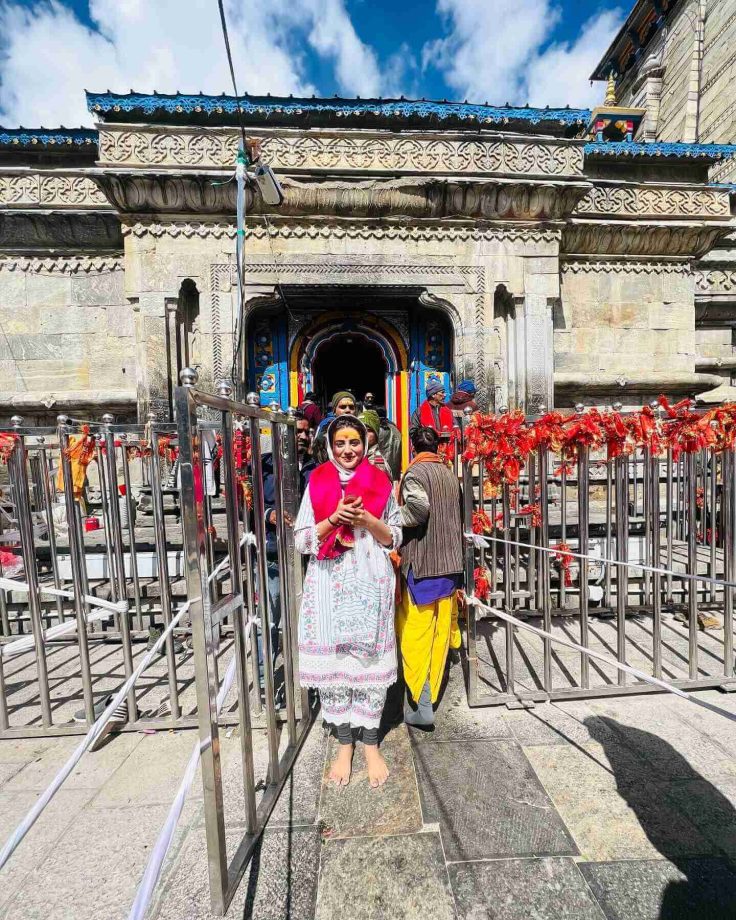 Akshara Singh Takes Blessings In Kedarnath; Monalisa's Husband Reacts 812456