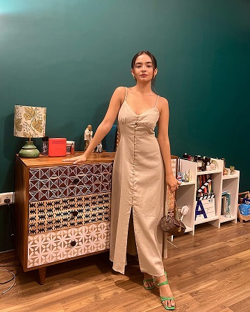 Anushka Sen exudes grace in sheer front-slit dress, see pics 816936