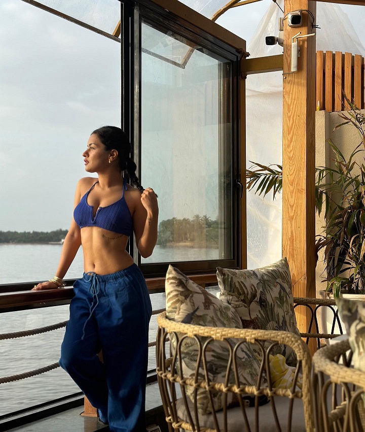 Avneet Kaur gets her summer body checked, looks ultra hot in blue crop top and joggers 817007