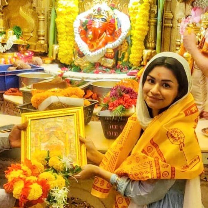 Avneet Kaur Seeks Blessings From Ganpati Bappa; Fans Wish Her Luck 819517