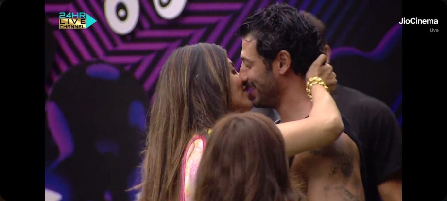 Bigg Boss OTT 2: Jad Hadid gives steamy french kiss to Akanksha Puri 821645