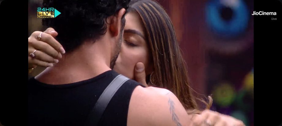 Bigg Boss OTT 2: Jad Hadid gives steamy french kiss to Akanksha Puri 821648