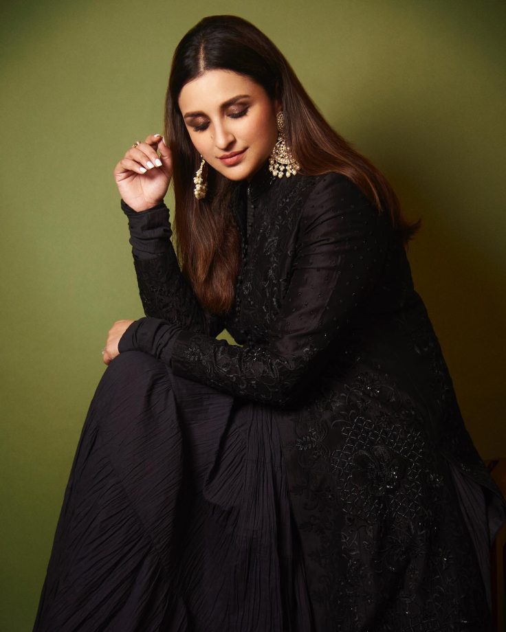 Desi VS Videshi: Parineeti Chopra Or Sonakshi Sinha; Whose Black Avatar Look Is Magical? 822066