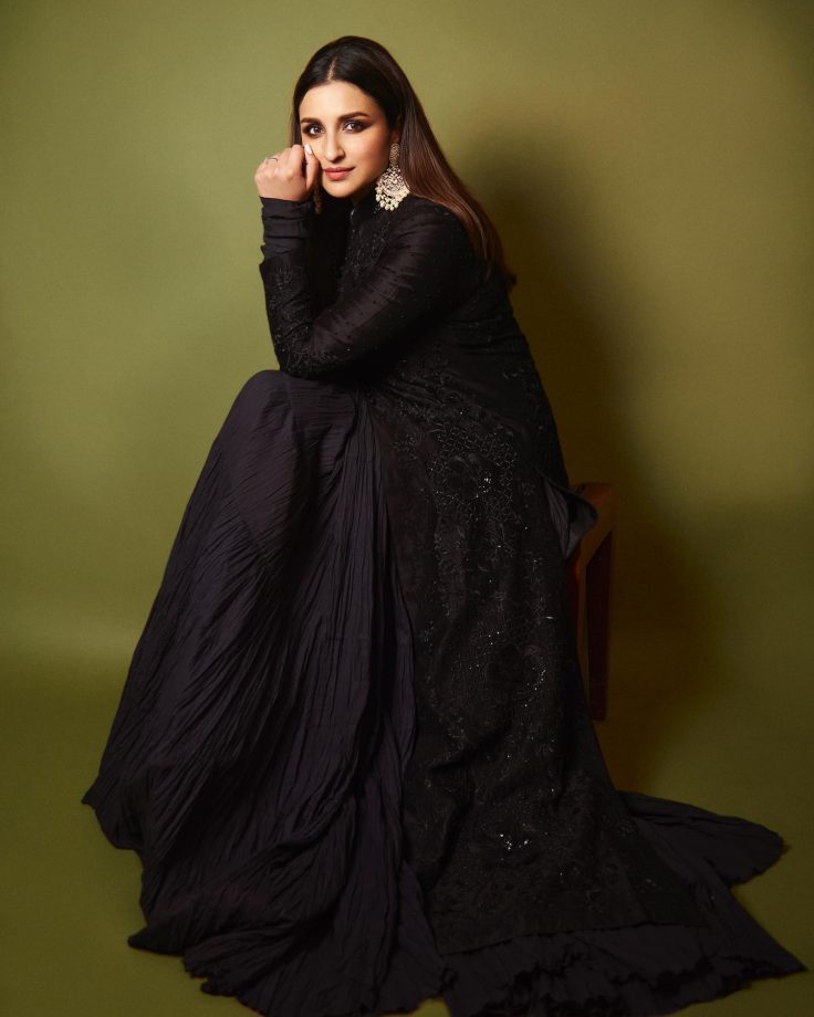 Desi VS Videshi: Parineeti Chopra Or Sonakshi Sinha; Whose Black Avatar Look Is Magical? 822065