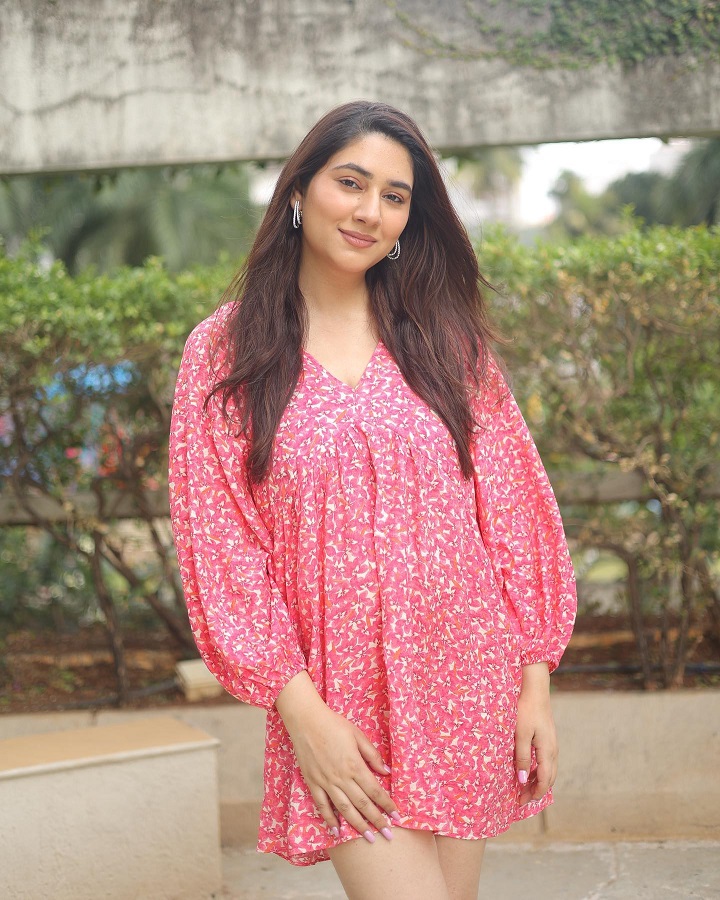 Disha Parmar is the summer daisy in pink midi 817210